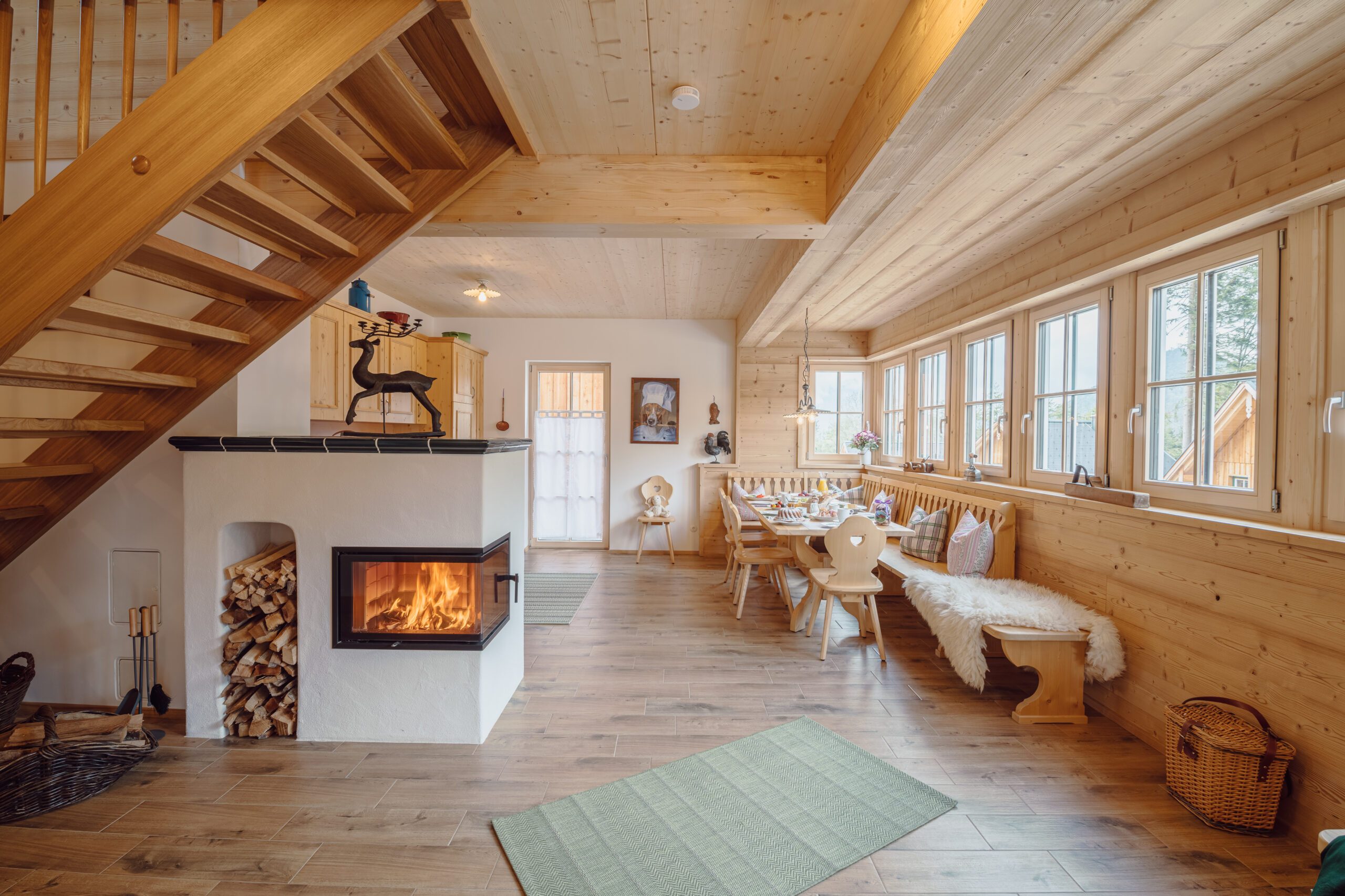 Haus Salzkammergut plus_Veranda_Esstisch_Kamin_Treppe(c)NDZ (1)