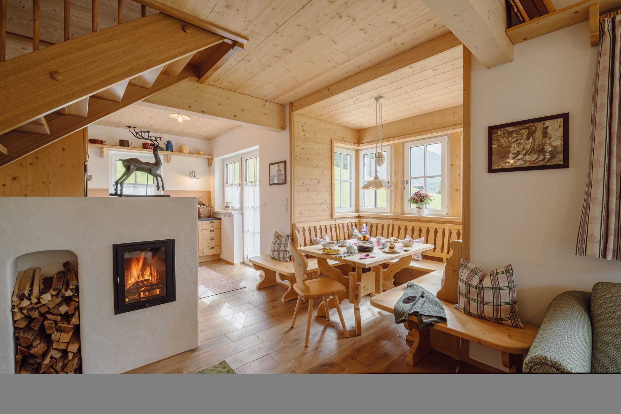 Haus Toplitzsee_Veranda_Esstisch_Wohnbereich_Kamin2(c)NDZ